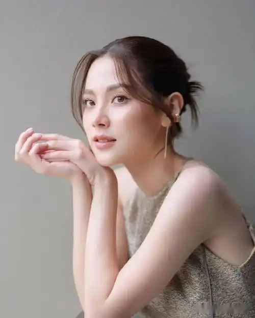 "小水"平采娜泰版《vogue》首封,造型突破气场全开_吕爱惠_维瑟派布恩