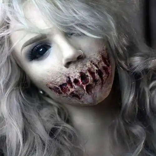 她时常在ig跟youtube频道分享自己的作品,血腥,恐怖又美丽的特效化妆