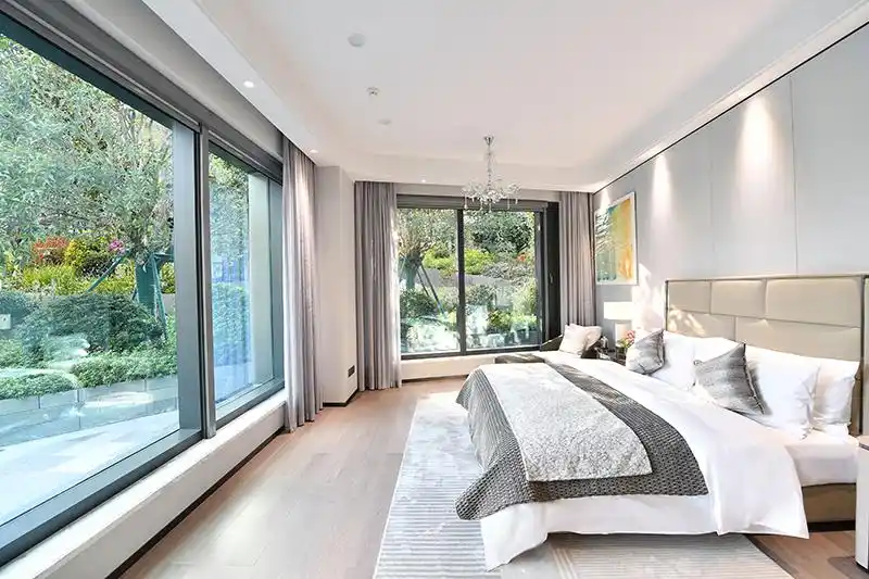 350㎡户型样板间主卧270度落地窗.