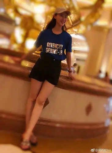 何雨虹漂亮吗?何雨虹脚丫图片|何雨虹脚图片|何雨虹赤脚图