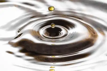 高速高清拍摄水滴或水在不同的颜色和形状, 创造了一个美丽的形状后击