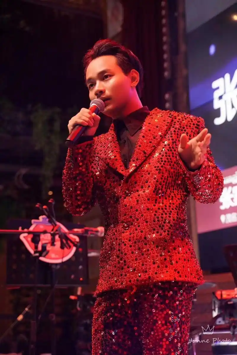 张家荣作为张国荣模仿者其实像不像其实并不重要