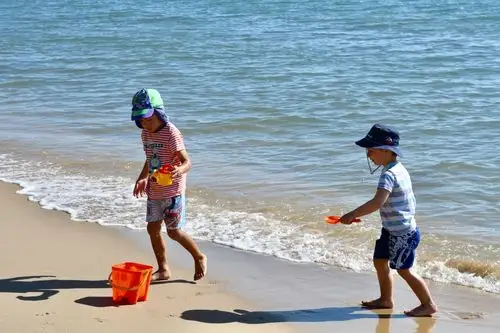 海边戏水的孩子们