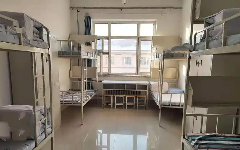 住八人寝东西应该放哪里