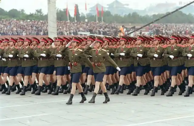 1999"世纪大阅兵":解放军走向高科技,新型战略核导弹露面