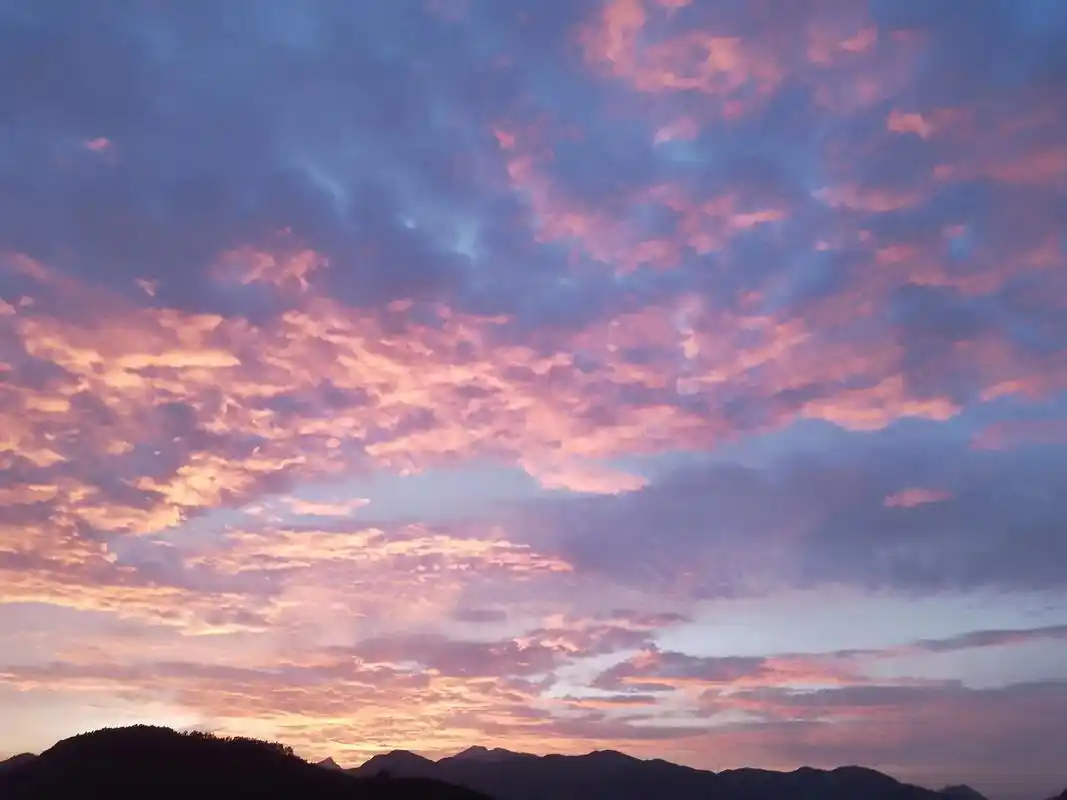 夕阳西下落日踏着晚霞天空成了一幅绚丽多姿的图画