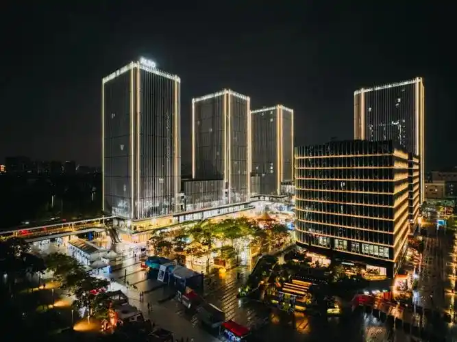 美的集团全球总部夜景 图源:美的集团在also项目数步之遥,便是由美的