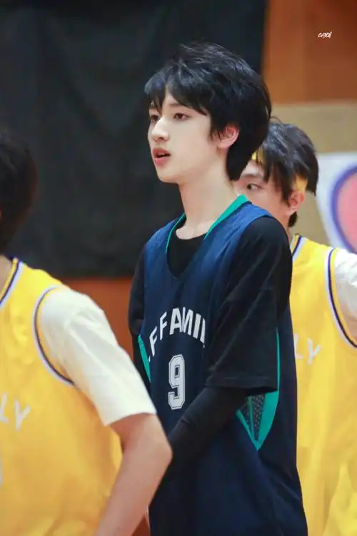 严浩翔初中打篮球旧照