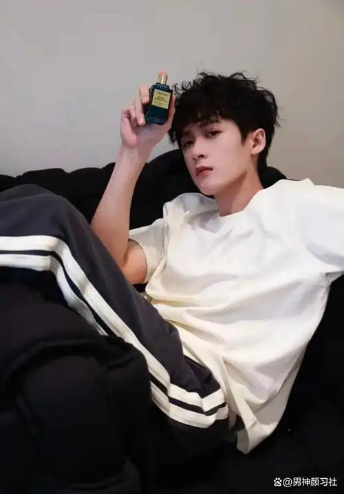 最近电视剧《长相思》的热播,又让演员檀健次走到了我们的面前.