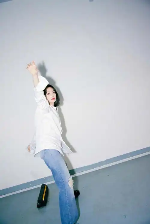 宋茜停车场玩街拍,白衬衫塞牛仔裤简约随性,别针耳环抢镜