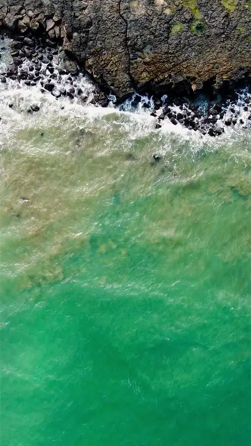 我们在湛江航拍了一个海岛,海滩海水都特别干净,上帝视角美呆