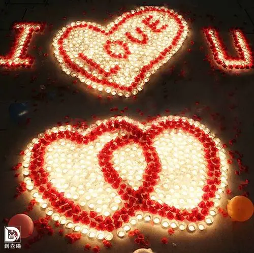 型将求婚蜡烛摆放成一个超级大的桃心形,可能需要你准备很多只蜡烛,但