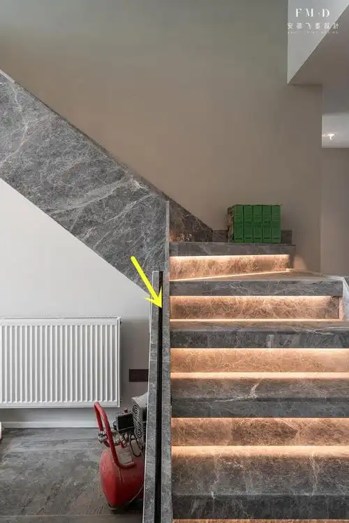 拆了开发商装的钢架楼梯,从左移到右重新悬空现浇,踩着稳稳当当