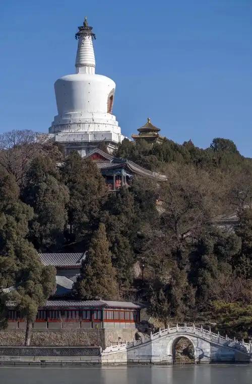 北海公园的白塔作者孔繁成