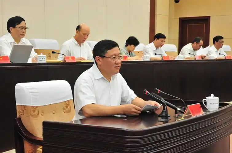 省委组织部副部长袁毅作关于人事安排的说明