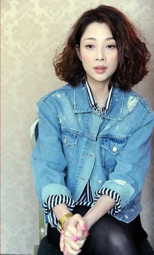 殷桃休闲"混搭"造型真时髦!