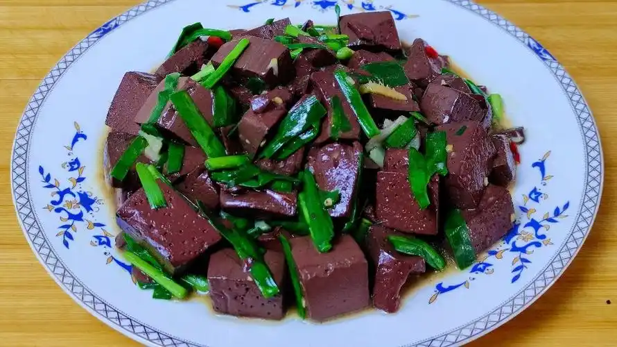 炒猪血切记不要直接下锅教你正确做法猪血鲜香滑嫩无腥味