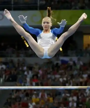图文体操女子全能决战争金俄罗斯姑娘杠上飞跃