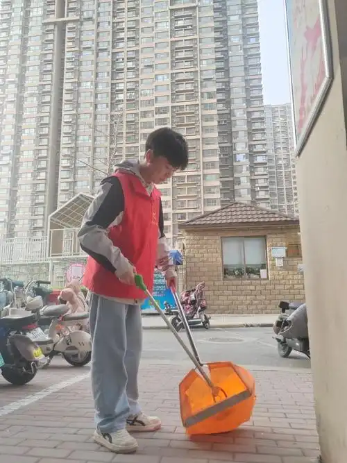 音乐学院走进锦绣川社区开展清扫垃圾点绿春天志愿服务活动