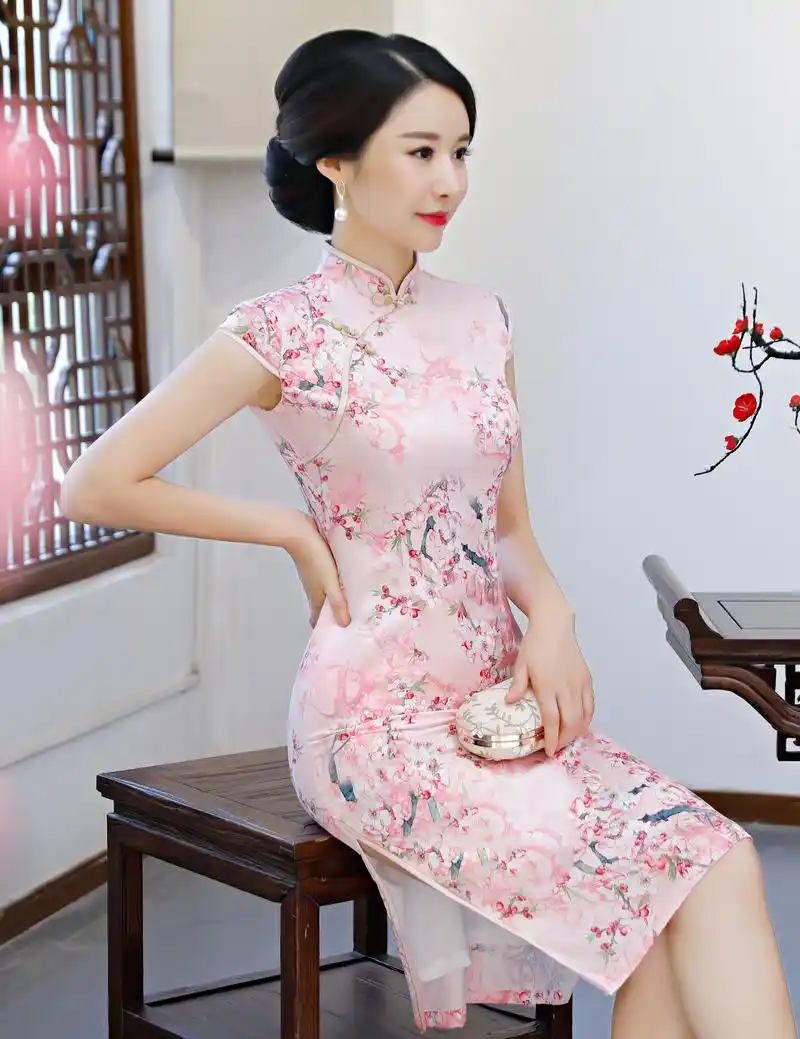夏天穿粉色桃花旗袍裙,会让男人着迷吗?