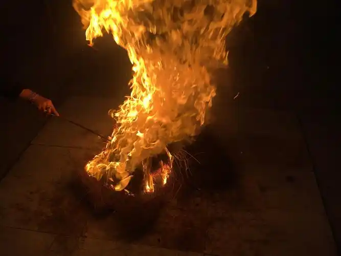 跨火盆 —-2021年春节