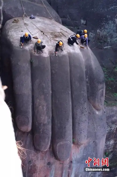 乐山大佛也"养生"?不仅喝"枸杞"还要"去角质"