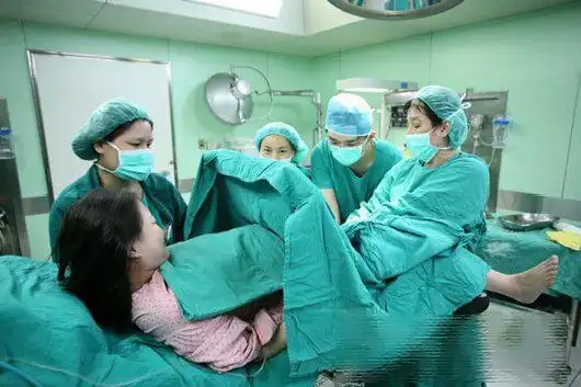 孕妇医院顺产分娩全程实拍婴儿出生时感人的一幕让人动容