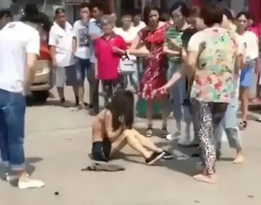 广东东莞街头原配怒打怀孕小三,把小三衣服都给扒光了.