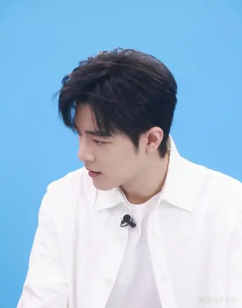 肖战白衬衫直播造型可得让粉丝们缓一下才能接受!