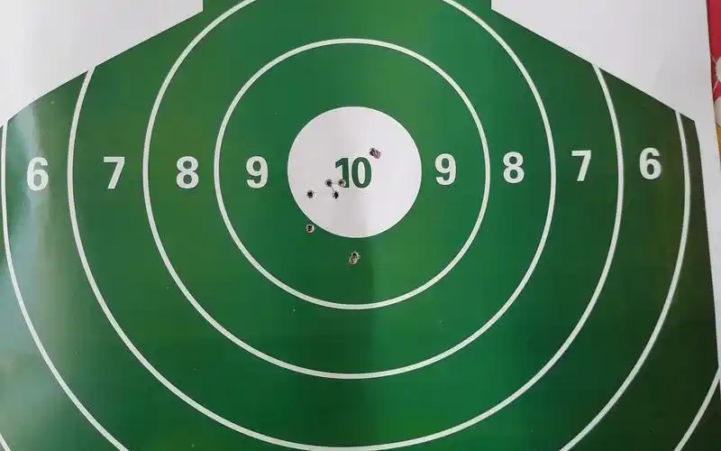 一个长枪,一个短枪,长的那个靶子,有一发弹我打了靶场的小钢靶