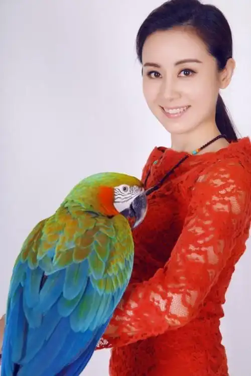 图集席与立,出生于江苏省南京市,毕业于中央戏剧学院97级表演本科