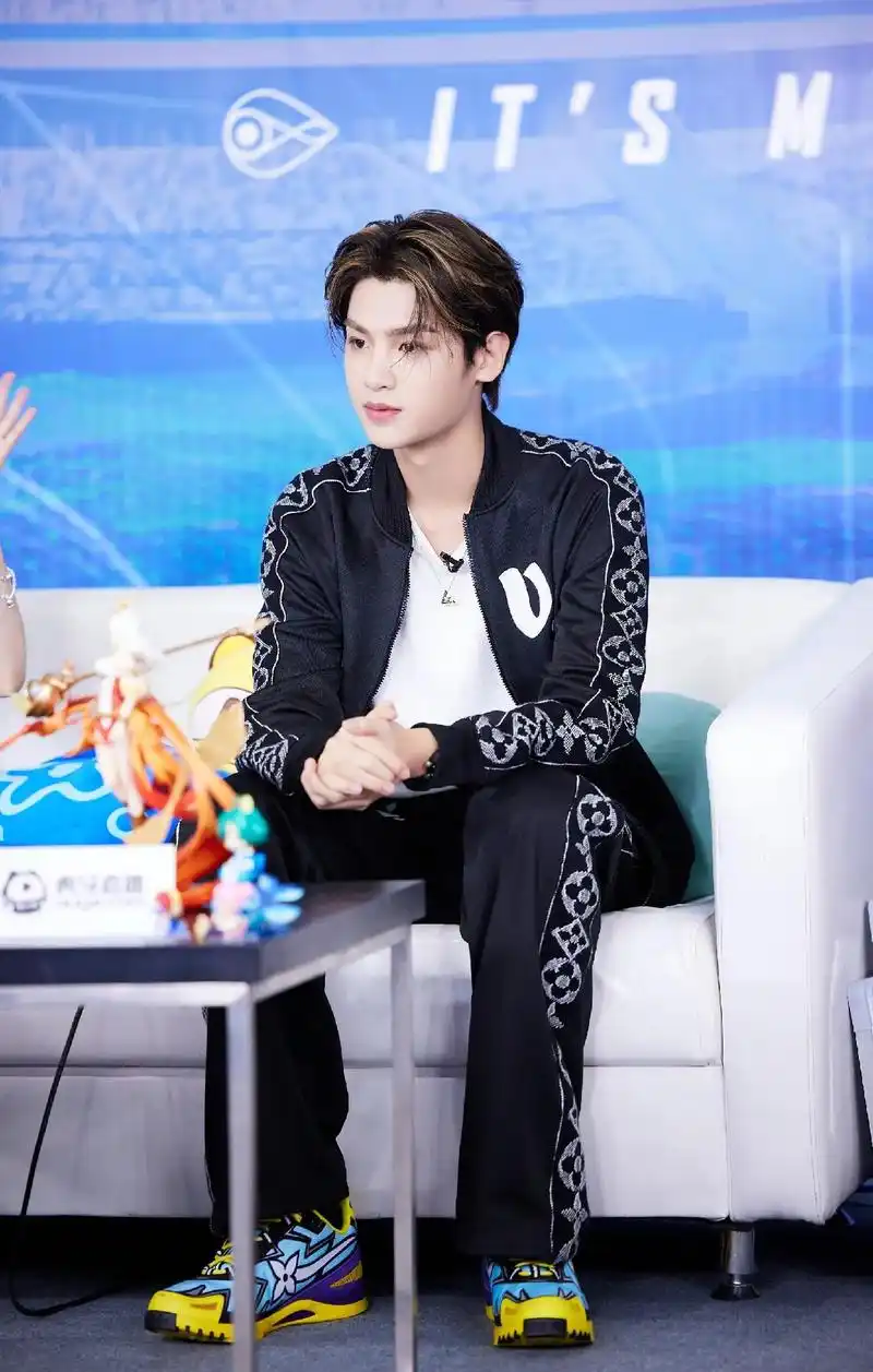 黄明昊 十九岁人家都在无忧无虑的上学而我的小孩在一个充满流 - 抖