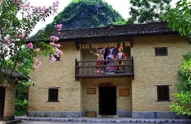 根据《罗城县志》记载:公元618年,刘三姐出生于天河县下里蓝靛村,即今