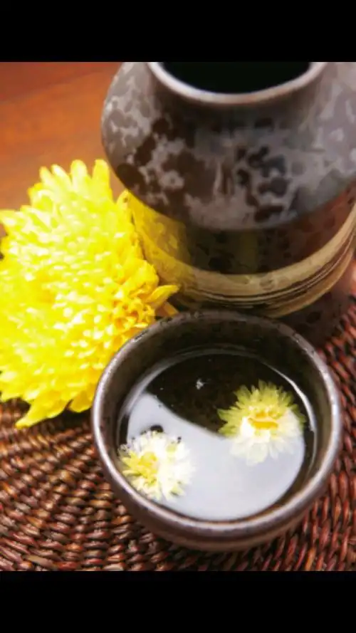 重阳佳节,我国有饮菊花酒的传统习俗.