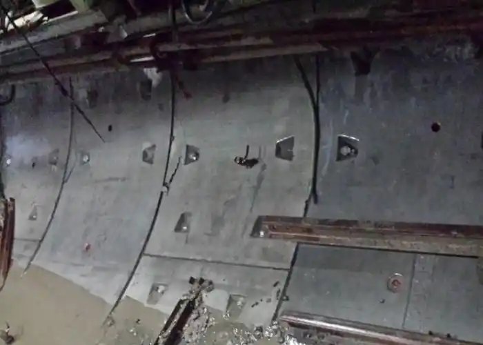 管片连续错台和螺栓位置拉裂