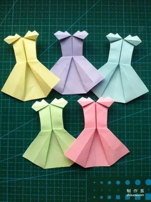 漂亮的折纸连衣裙几个步骤就能折好小女孩们都很喜欢漂亮的小女孩儿