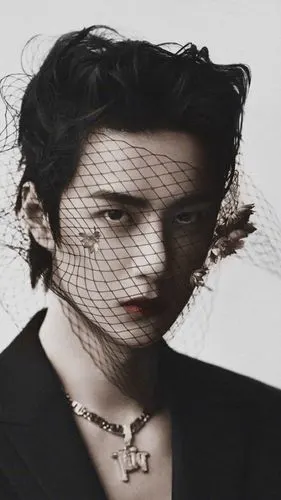 嘉人6月刊 修图「 暮光之城」 @uniq-王一博 cr:惟珍