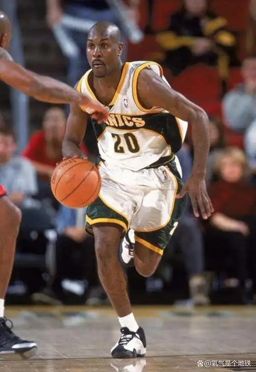 加里佩顿把乔丹防成科比