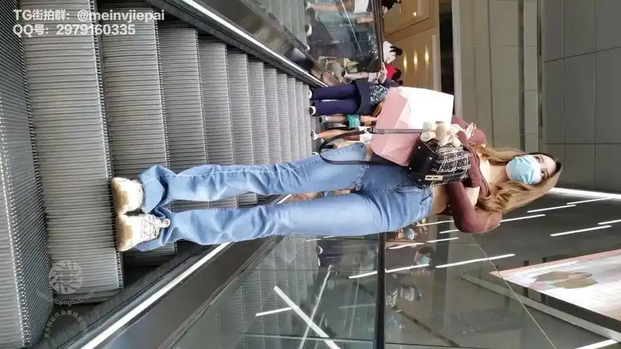 207-街拍爱逛街的牛仔裤美女