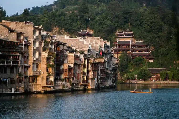 吊脚楼,也叫"吊楼",湘西,黔东苗族,侗族,土家族等民族大都住在靠山面