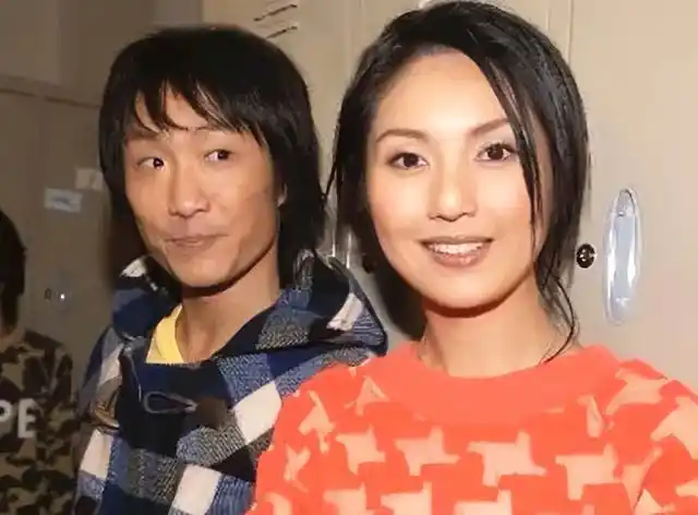 2月15日零点,郑中基老婆余思敏在个人社交平台分享了一张夫妻俩与孩子