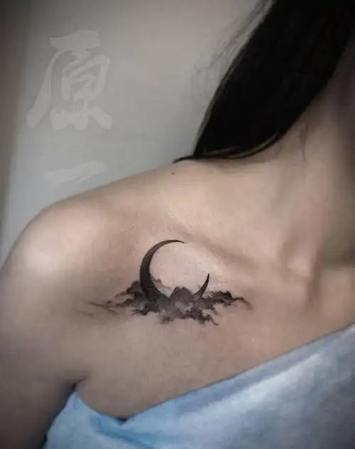 月亮纹身图片_胸部水墨新传统遮盖纹身纹身图案