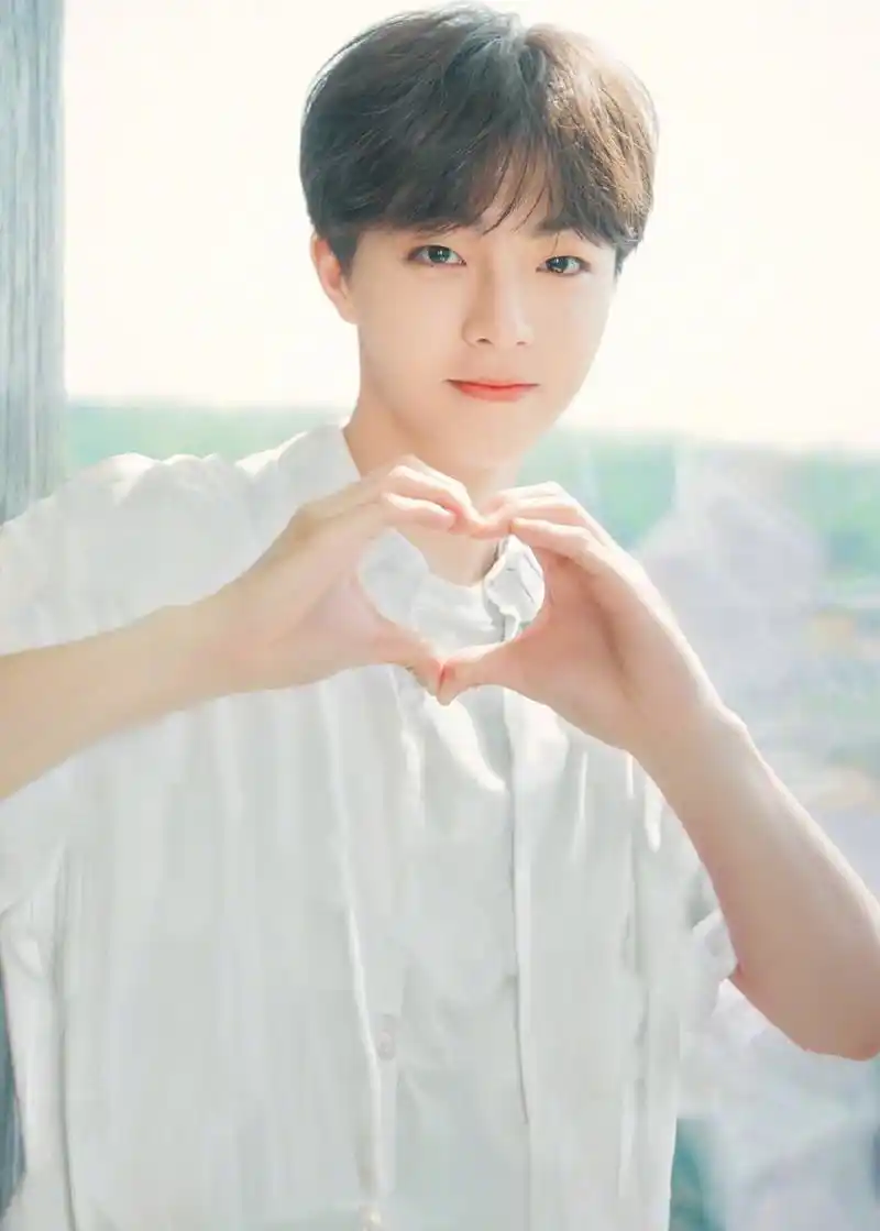 陈立农少年感十足,具有治愈力的笑容相当迷人!