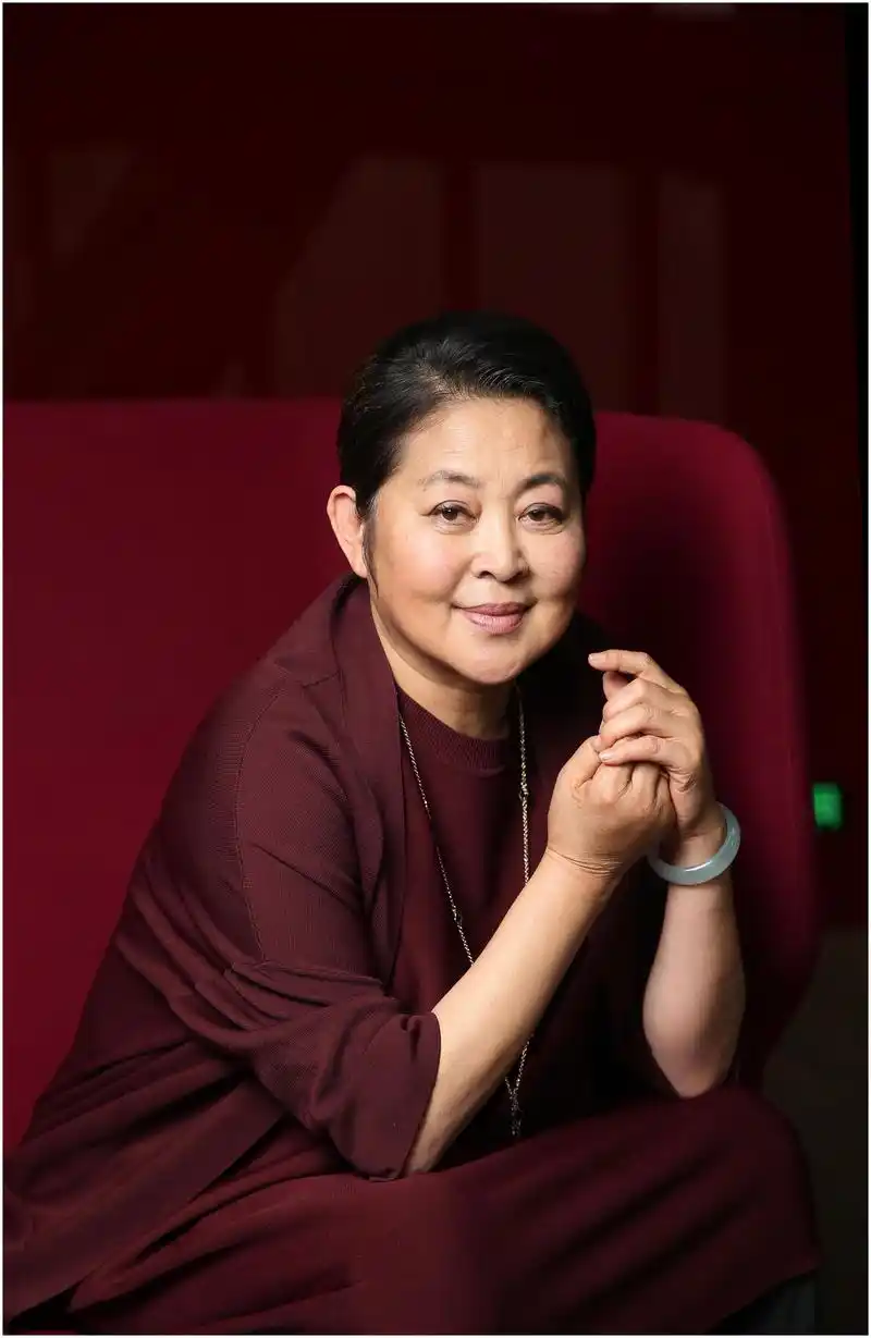 64岁倪萍近照曝光,脸歪下巴尖变化大,网友:别再出镜了