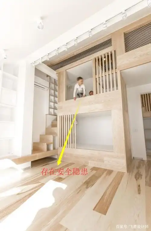 儿童房靠墙打制2张单人床,中间用木板做隔断,2个宝宝都有地睡了