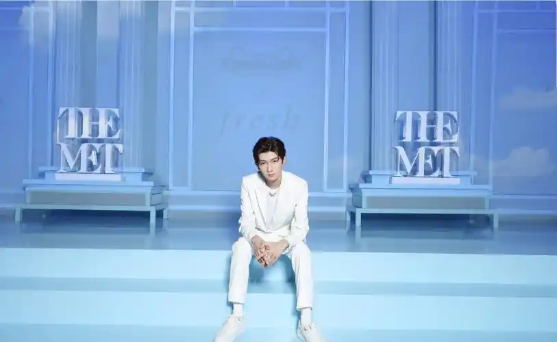 王源变身男子汉穿白色西装套装高级时尚颜值无可挑剔