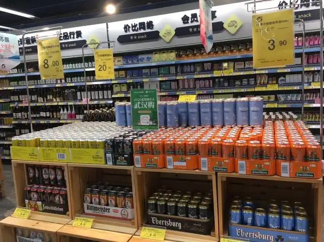 主推的啤酒包括费尔德堡,科腾啤酒,丹麦皇家1l均在堆码上,陈列效果