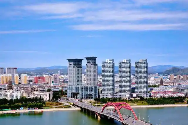 辽宁省内的大连,沈阳,丹东等城市是著名的旅游城市,每年都吸引大量