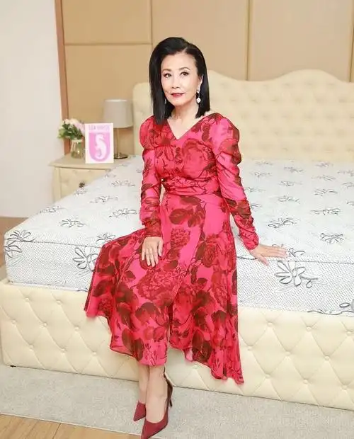 汪明荃73岁依旧美艳感十足,一身玫红色裙装穿出精致女人味儿