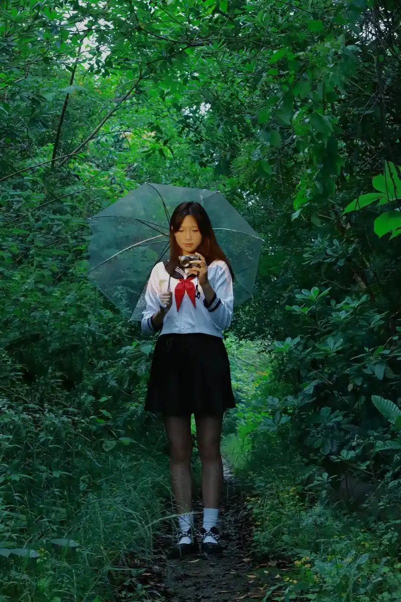 像日本青春电影的女主角.水手服真的太日系,走在乡间小路上, - 抖音